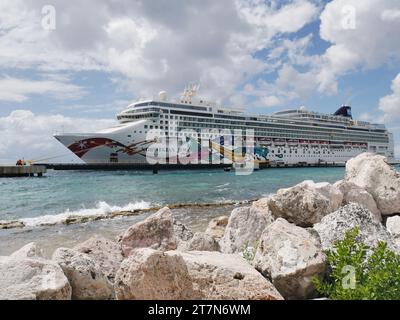 Das norwegische Jewel-Kreuzfahrtschiff legte in Willemstad, Curacao, den Niederländischen Antillen und der Karibik an Stockfoto