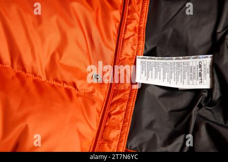 Fantastische Detailaufnahmen einer orangen Carhartt Daunenjacke in warmem Orange, Streetwear, Mode, warm, Winter Stockfoto