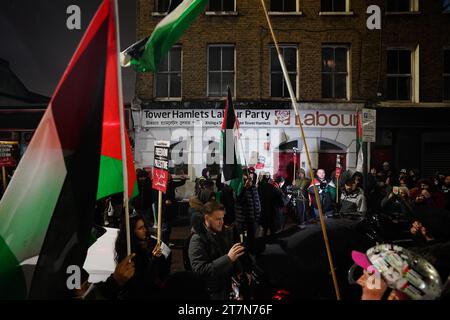 Protest vor dem Büro der Tower Hamlets Labour Party in Bethnal Green, London, in einem Gebiet, das von der Labour-Abgeordneten Rushanara Ali vertreten wird, aus Protest gegen die Labours-Haltung zum Israel-Hamas-Krieg. Bilddatum: Donnerstag, 16. November 2023. Stockfoto