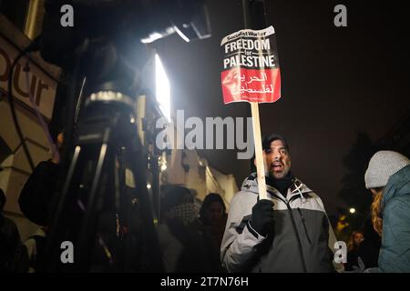 Protest vor dem Büro der Tower Hamlets Labour Party in Bethnal Green, London, in einem Gebiet, das von der Labour-Abgeordneten Rushanara Ali vertreten wird, aus Protest gegen die Labours-Haltung zum Israel-Hamas-Krieg. Bilddatum: Donnerstag, 16. November 2023. Stockfoto