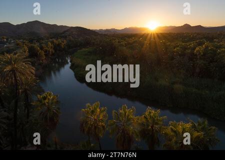 Der kurze „Fluss“ fließt durch Mulege, Baja California Sur, Mexiko Stockfoto