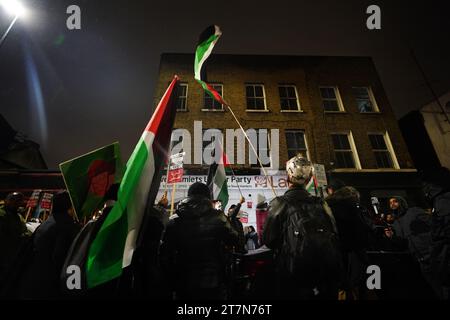 Protest vor dem Büro der Tower Hamlets Labour Party in Bethnal Green, London, in einem Gebiet, das von der Labour-Abgeordneten Rushanara Ali vertreten wird, aus Protest gegen die Labours-Haltung zum Israel-Hamas-Krieg. Bilddatum: Donnerstag, 16. November 2023. Stockfoto