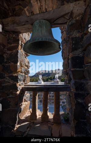 Eine von drei spanischen Glocken hängt im Glockenturm der Mission Santa Rosalia de Mulege, Baja California Sur, Mexiko Stockfoto