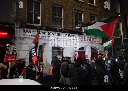 Protest vor dem Büro der Tower Hamlets Labour Party in Bethnal Green, London, in einem Gebiet, das von der Labour-Abgeordneten Rushanara Ali vertreten wird, aus Protest gegen die Labours-Haltung zum Israel-Hamas-Krieg. Bilddatum: Donnerstag, 16. November 2023. Stockfoto