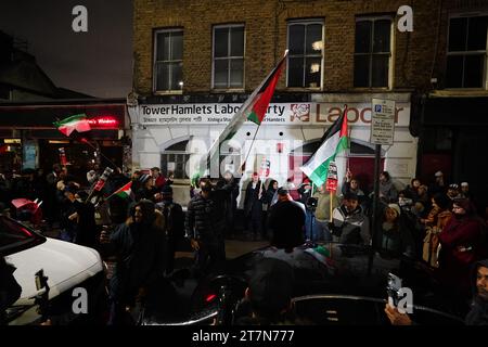 Protest vor dem Büro der Tower Hamlets Labour Party in Bethnal Green, London, in einem Gebiet, das von der Labour-Abgeordneten Rushanara Ali vertreten wird, aus Protest gegen die Labours-Haltung zum Israel-Hamas-Krieg. Bilddatum: Donnerstag, 16. November 2023. Stockfoto