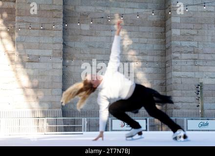 New York City, Usa. November 2023. Der kanadische Ice Dance Champion, World Medaillengewinner und Olympiasieger Kaitlyn Weaver führt eine Skating-Routine durch, als die erste Eislaufbahn im Brooklyn Bridge Park „Glide at Brooklyn Bridge Park“ offiziell für die Saison unter der historischen Brooklyn Bridge in New York City am Donnerstag, den 16. November 2023 eröffnet wird. Foto: John Angelillo/UPI Credit: UPI/Alamy Live News Stockfoto