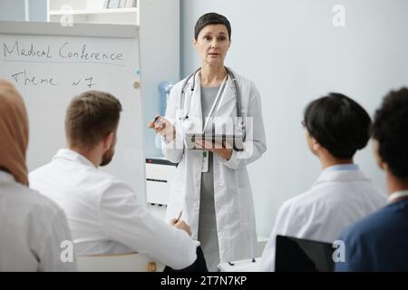Porträt einer leitenden Ärztin, die dem Publikum auf einer medizinischen Konferenz präsentiert, Kopierraum Stockfoto