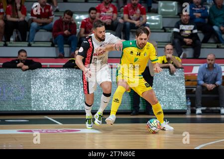 Marlon Oliveira Araújo Spieler von ElPozo Murcia Alan Brandi Cuaniscú Spieler von Jaen Paraiso während des Spiels ELPOZO MURCIA FS gegen JAEN PARAISO INTERIOR Stockfoto