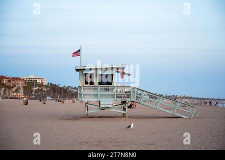 Santa Monica, Kalifornien, USA - 7. Mai 2023: Bewölkter Sonnenuntergang auf Santa Monica mit einem Rettungsschirm am Strand Stockfoto