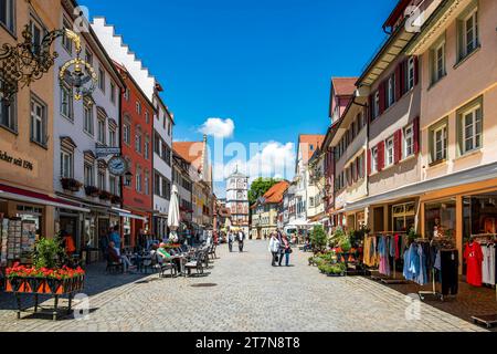 Wangen im Allgäu, Baden-Württemberg, Deutschland Belebte Straßenszene auf der Herrenstraße in der Altstadt von Wangen im Allgäu, Oberschwaben, Baden-Württemberg, Deutschland, 8. Juni 2020, nur zur redaktionellen Verwendung. Lebendige Straßenszene in der Herrenstraße in der Altstadt von Wangen im Allgäu, Oberschwaben, Baden-Württemberg, 8. Juni 2020, nur für redaktionelle Zwecke. Quelle: Imago/Alamy Live News Stockfoto