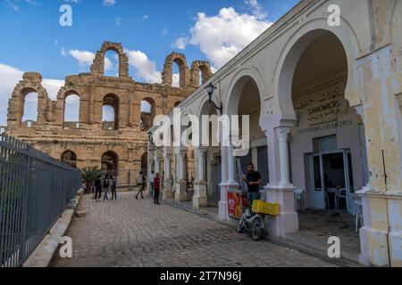 El Jem, Tunesien - 5. November 2023: Die Straßen der tunesischen Stadt El Jem mit dem Amphitheater des alten Römischen Reiches im Hintergrund. Stockfoto