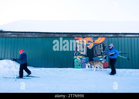 Mutter und Sohn kehren vom Skilanglauf auf dem gefrorenen Slave Lake, Yellowknife, Northwest Territories, Kanada, zurück Stockfoto