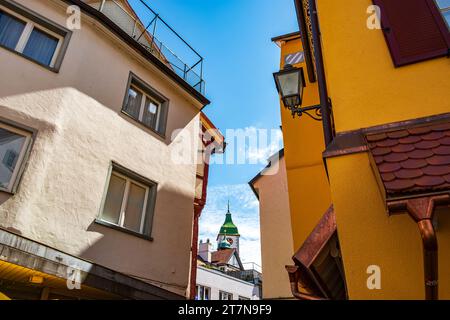 Historische Architektur mit Blick auf den Kirchturm der St. Martin-Kirche in der Altstadt von Wangen im Allgäu, Oberschwaben, Baden-Württemberg, Deutschland. Stockfoto