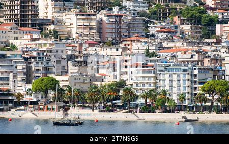 Wunderschöne Landschaft von Saranda. Albanien. Panorama der Stadt. Promenade. Stadthafen. Stadtstrand. Das Ionische Meer. Albanische Riviera. Reisekonzept b Stockfoto