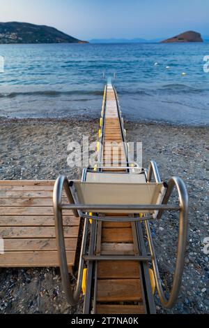 Motorisierter Stuhl, der behinderten Menschen hilft, ohne Hilfe im Meer zu schwimmen. Stockfoto