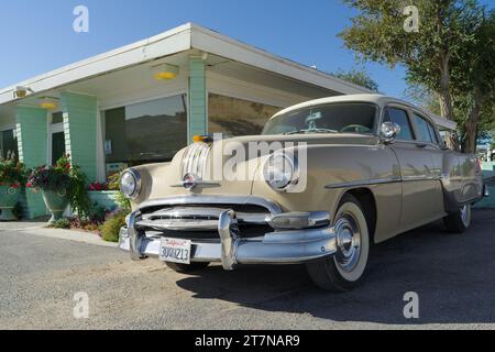 1954 Pontiac Chieftain geparkt im historischen Emma Jean's Holland Burger Cafe an der Route 66 in Victorville, Kalifornien. Stockfoto