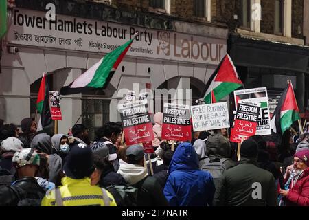 Protest vor dem Büro der Tower Hamlets Labour Party in Bethnal Green, London, in einem Gebiet, das von der Labour-Abgeordneten Rushanara Ali vertreten wird, aus Protest gegen die Labours-Haltung zum Israel-Hamas-Krieg. Bilddatum: Donnerstag, 16. November 2023. Stockfoto