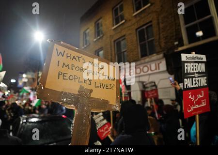 Protest vor dem Büro der Tower Hamlets Labour Party in Bethnal Green, London, in einem Gebiet, das von der Labour-Abgeordneten Rushanara Ali vertreten wird, aus Protest gegen die Labours-Haltung zum Israel-Hamas-Krieg. Bilddatum: Donnerstag, 16. November 2023. Stockfoto