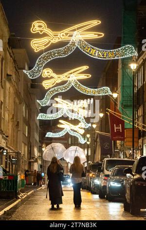 NUR Ein Blick auf die Weihnachtsbeleuchtung der Savile Row im Herzen von Mayfair. Bilddatum: Donnerstag, 16. November 2023. Stockfoto