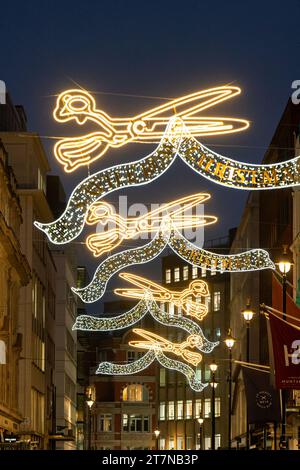 NUR Ein Blick auf die Weihnachtsbeleuchtung der Savile Row im Herzen von Mayfair. Bilddatum: Donnerstag, 16. November 2023. Stockfoto