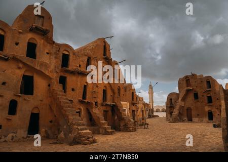 Ruinen von Ksar Ouled Soultan (altes Lagerhaus), berühmtes Touristenziel („Star Wars“ Drehort), in der Region Dahar in Tunesien. Stockfoto