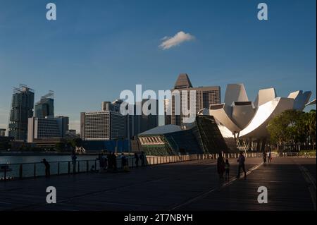 06.05.2019, Singapur, Republik Singapur, Asien - Uferpromenade entlang des Marina Bay Sands mit der Skyline des Marina Centre, dem Louis Vuitton Island Maison Pavillon im Vordergrund und dem ArtScience Museum dahinter. *** 06 05 2019, Singapur, Republik Singapur, Asien Uferpromenade entlang der Marina Bay Sands mit der Skyline des Marina Centre, dem Louis Vuitton Island Maison Pavilion im Vordergrund und dem ArtScience Museum dahinter Credit: Imago/Alamy Live News Stockfoto