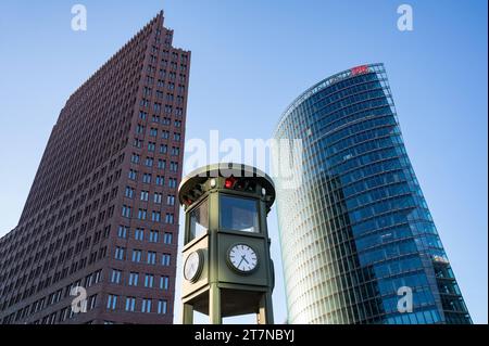 21.10.2023, Berlin, Deutschland, Europa - Blick auf den Potsdamer Platz in den Berliner Ortsteilen Mitte und Tiergarten im Bezirk Mitte mit den Hochhäusern des Kollhoff Tower Global Tower des deutschen Architekten Hans Kollhoff, dem Bahn Tower des deutsch-amerikanischen Architekten Helmut Jahn und dem Ampelturm im Zentrum. *** 21 10 2023, Berlin, Deutschland, Europa Ansicht des Potsdamer Platzes in den Berliner Stadtteilen Mitte und Tiergarten im Stadtteil Mitte mit den Hochhäusern des Kollhoff Tower Global Tower des deutschen Architekten Hans Kollhoff, des Bahn Tower des deutsch-amerikanischen Architen Stockfoto