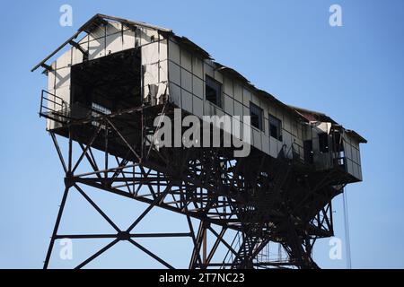 Esztergom, Ungarn 09.09.2023: Verlassener Kohlelader in der Donau. Elhagyo, Rozsdas, Veszelyes, omladozo, szenrakodo Stockfoto