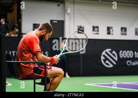 Stockholm, Good to Great Tennis Academy, Schweden, 11 16 2023, Corentin Moutet sitzt auf einem Linesmanns Stuhl und wartet darauf, das Spiel fortzusetzen. Stockfoto