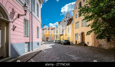 Kopfsteinpflasterstraße in der Altstadt von Tallinn, Estland. Stockfoto