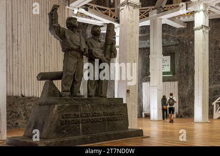 Wieliczka, Polen - 19. Juli 2023: Innenraum mit Skulptur von Salzarbeitern im Salzbergwerk Wieliczka bei Krakau in Polen Stockfoto