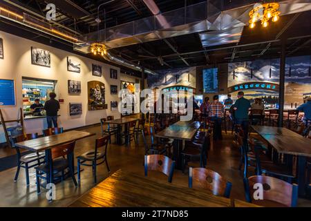 Kognisjon Bryggeri in Marquette, Michigan, USA. Kognisjon Bryggeri existiert erst seit 2023 in Marquette, aber die Brauerei hat ihre Wurzeln in der Bergbaustadt Ishpeming. Hinter der Bar sehen Sie eine Nachbildung der Cliffs Shaft Mine. Eine Hommage an die ehemalige Heimat der Cognition Brewery, die sich in der alten Bar des Mather Inn befand Stockfoto