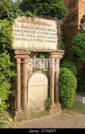 Parco Giardino Sigurtà, Italien. "La terra è un solo paese, siamo onde dello stesso Stute, Foglie dello stesso albero, fiori dello stesso giardino." Stockfoto