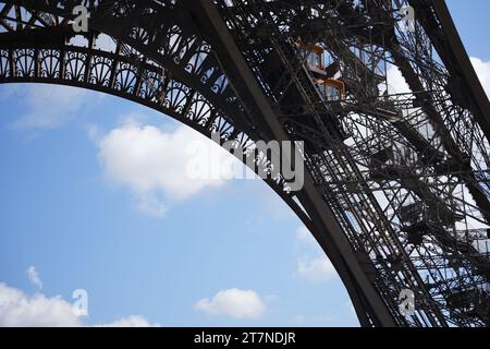 Paris, Frankreich, 28.07.2023: Nahaufnahme des Eiffelturms. Stockfoto
