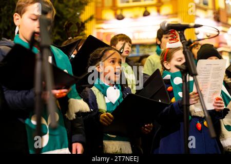 NUR der Londoner Jugendchor tritt auf dem Leadenhall Market der City of London auf, bevor das Weihnachtslicht eingeschaltet wird. Bilddatum: Donnerstag, 16. November 2023. Stockfoto