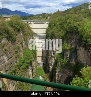 Staumauer des Lago di Santa Giustina, Val di Non, Trentino, Italien Stockfoto