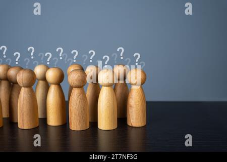 Die Leute stellen Fragen. Ignoranz und Wahnvorstellung. Mangel an Referenzpunkten und Meinungsführern. Amorphes Volk, zerstäubte Gesellschaft. Umfragen und Tests. Stockfoto