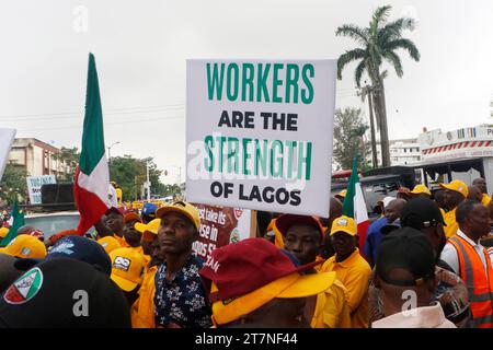 Mitglieder des Gewerkschaftskongresses (TUC) und der nigerianischen Straßenverkehr-Arbeitgebervereinigung RTEAN protestieren gegen das Verbot von RTEAN-Operationen durch die Regierung des Bundesstaates Lagos in Ikeja, Lagos, Nigeria. Stockfoto