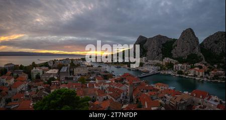 Romantischer Blick auf das Panorama der Altstadt von Omis in Dalmatien, Kroatien Stockfoto