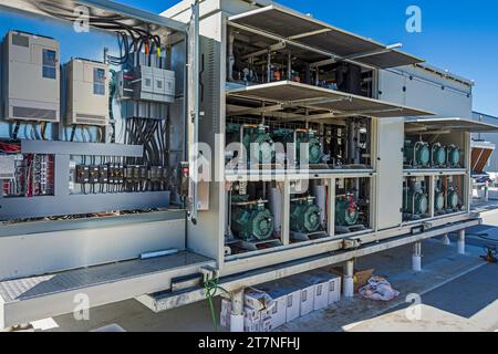 Das Kompressorgehäuse mit offenen Türen auf dem Dach in einem CO2-Kühllager (Industriekühlung) Stockfoto