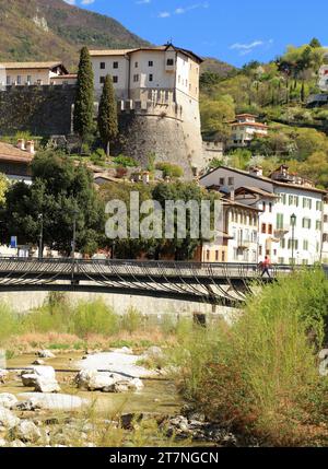 Schloss Rovereto und Fluss Leno, Italien. Castello di Rovereto Stockfoto