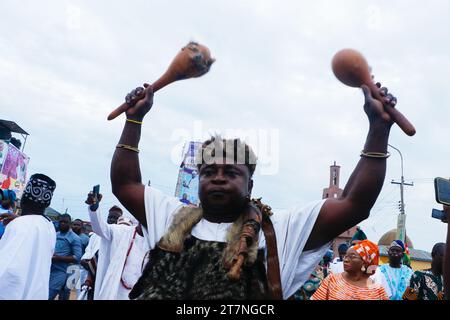 Die Besucher kommen zusammen, um das Olojo Festival in Ile-Ife im Bundesstaat Osun zu beobachten. Das Olojo-Festival ist eine Feier von Ogun, dem Gott von Eisen, und erinnert an den Abstieg von Oduduwa zur Ile-Ife, die Feier des ersten Sonnenaufgangs, des ersten Nachmittags und der ersten Nacht der Schöpfung. Das Olojo-Festival ist eines der ältesten in Afrika, das im ganzen Yoruba-Land gefeiert wird. Es feiert den Beginn des ersten Tages der Existenz auf der Erde, wo der Monarch die heilige Krone trägt, die größere Bedeutung bei der Olojo-Feier in Nigeria hat. Stockfoto