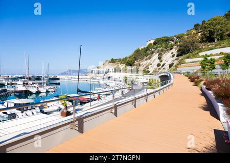 Ventimiglia, Italien - August 2022: Der Hafen von Cala del Forte, brandneues, hochmodernes Yachthafen-Hotel von Monte Carlo Stockfoto
