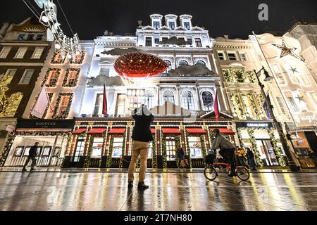 Allgemeine Ansichten der Bond Street in London während der jährlichen Weihnachtsbeleuchtung. Bilddatum: Donnerstag, 16. November 2023. Stockfoto