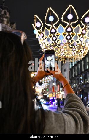 Allgemeine Ansichten der Bond Street in London während der jährlichen Weihnachtsbeleuchtung. Bilddatum: Donnerstag, 16. November 2023. Stockfoto