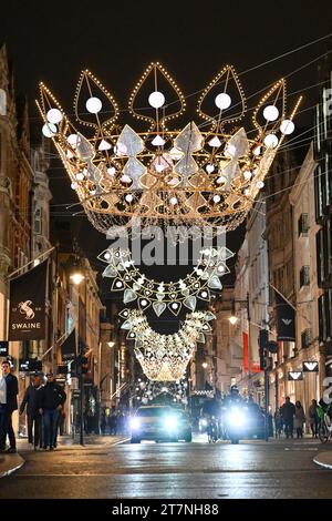 Allgemeine Ansichten der Bond Street in London während der jährlichen Weihnachtsbeleuchtung. Bilddatum: Donnerstag, 16. November 2023. Stockfoto