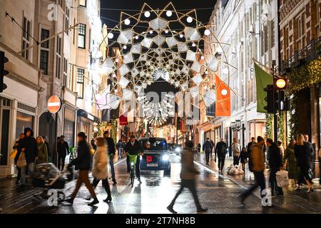 Allgemeine Ansichten der Bond Street in London während der jährlichen Weihnachtsbeleuchtung. Bilddatum: Donnerstag, 16. November 2023. Stockfoto