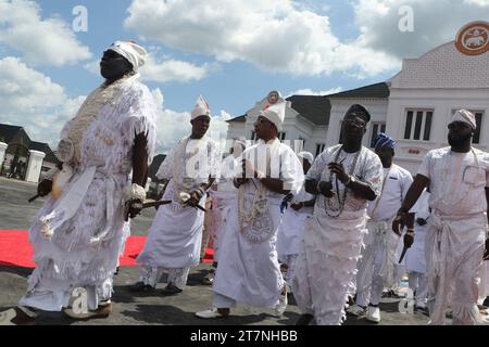 Die Besucher kommen zusammen, um das Olojo Festival in Ile-Ife im Bundesstaat Osun zu beobachten. Das Olojo-Festival ist eine Feier von Ogun, dem Gott von Eisen, und erinnert an den Abstieg von Oduduwa zur Ile-Ife, die Feier des ersten Sonnenaufgangs, des ersten Nachmittags und der ersten Nacht der Schöpfung. Das Olojo-Festival ist eines der ältesten in Afrika, das im ganzen Yoruba-Land gefeiert wird. Es feiert den Beginn des ersten Tages der Existenz auf der Erde, wo der Monarch die heilige Krone trägt, die größere Bedeutung bei der Olojo-Feier in Nigeria hat. Stockfoto