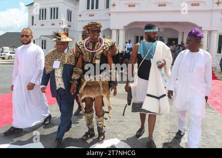 Die Besucher kommen zusammen, um das Olojo Festival in Ile-Ife im Bundesstaat Osun zu beobachten. Das Olojo-Festival ist eine Feier von Ogun, dem Gott von Eisen, und erinnert an den Abstieg von Oduduwa zur Ile-Ife, die Feier des ersten Sonnenaufgangs, des ersten Nachmittags und der ersten Nacht der Schöpfung. Das Olojo-Festival ist eines der ältesten in Afrika, das im ganzen Yoruba-Land gefeiert wird. Es feiert den Beginn des ersten Tages der Existenz auf der Erde, wo der Monarch die heilige Krone trägt, die größere Bedeutung bei der Olojo-Feier in Nigeria hat. Stockfoto