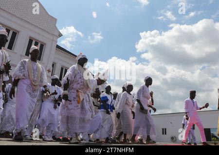 Die Besucher kommen zusammen, um das Olojo Festival in Ile-Ife im Bundesstaat Osun zu beobachten. Das Olojo-Festival ist eine Feier von Ogun, dem Gott von Eisen, und erinnert an den Abstieg von Oduduwa zur Ile-Ife, die Feier des ersten Sonnenaufgangs, des ersten Nachmittags und der ersten Nacht der Schöpfung. Das Olojo-Festival ist eines der ältesten in Afrika, das im ganzen Yoruba-Land gefeiert wird. Es feiert den Beginn des ersten Tages der Existenz auf der Erde, wo der Monarch die heilige Krone trägt, die größere Bedeutung bei der Olojo-Feier in Nigeria hat. Stockfoto